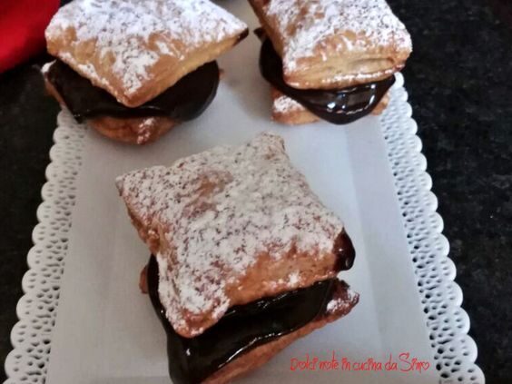 Quadrotti di sfoglia con crema al cioccolato