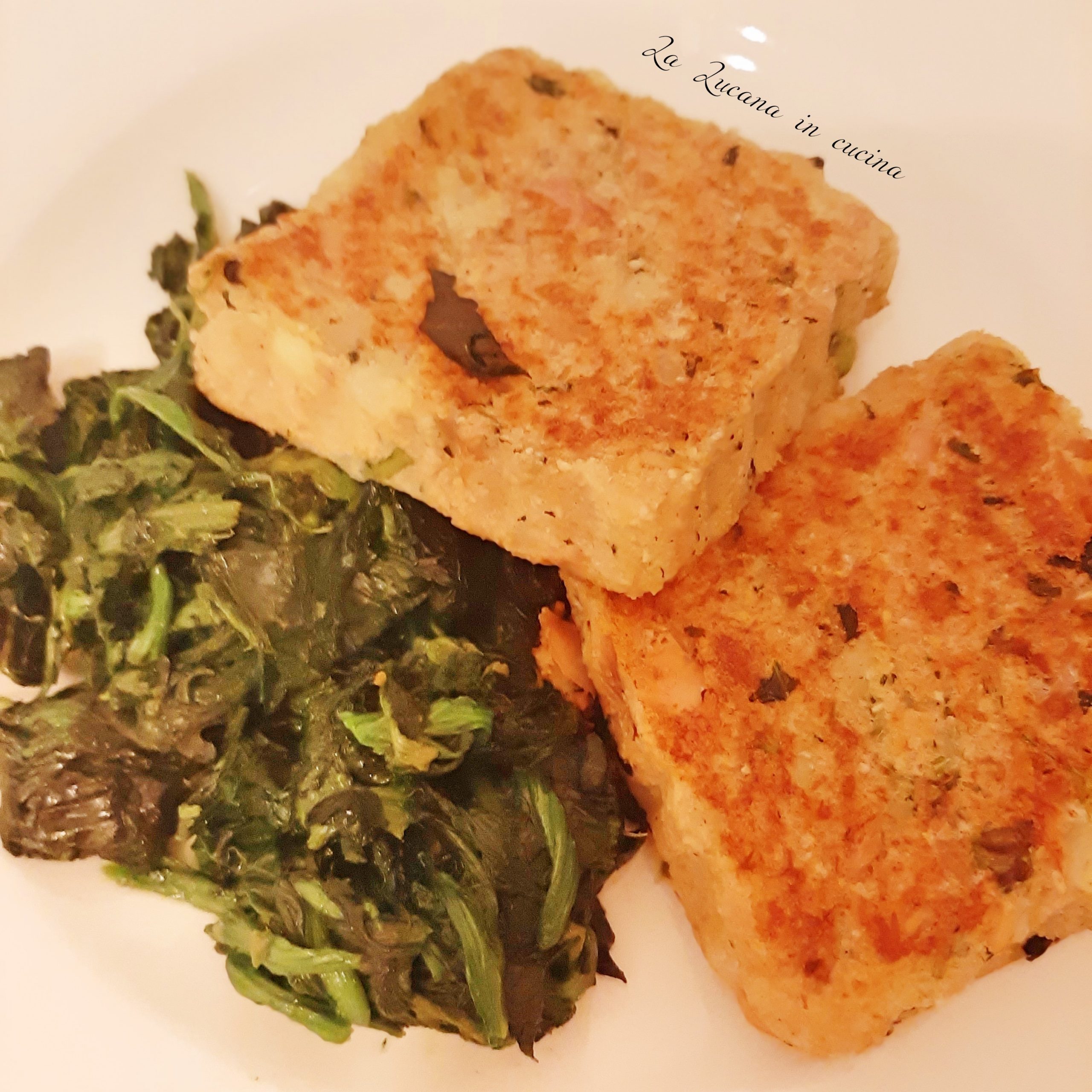 Quadrotti di tonno con patate ed erbette di campo