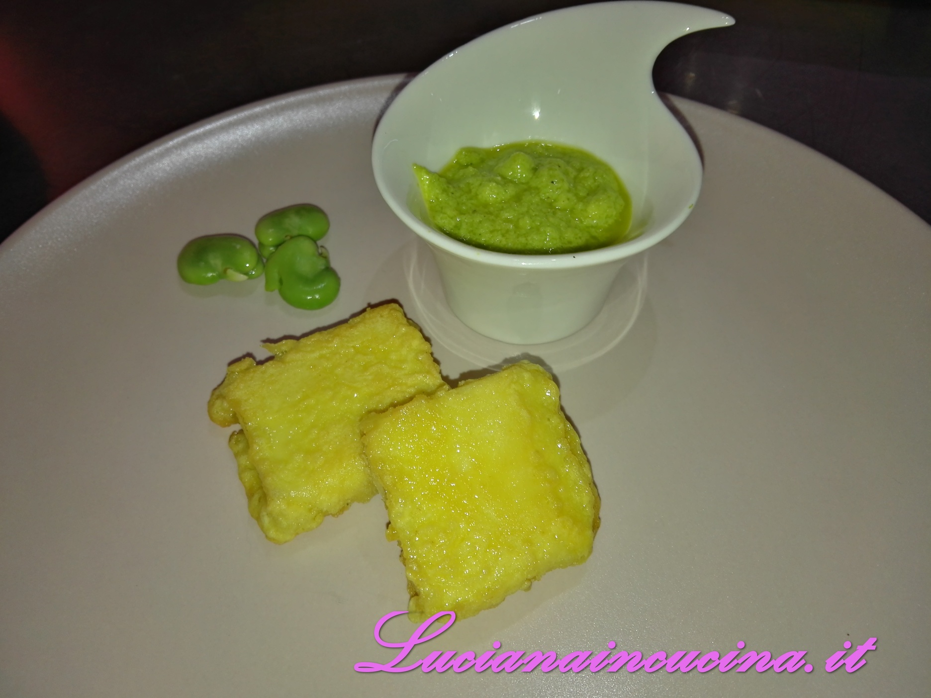 Quadrucci di pecorino con purea di fave