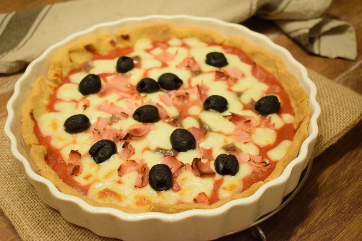 Quiche di polenta con mozzarella e olive