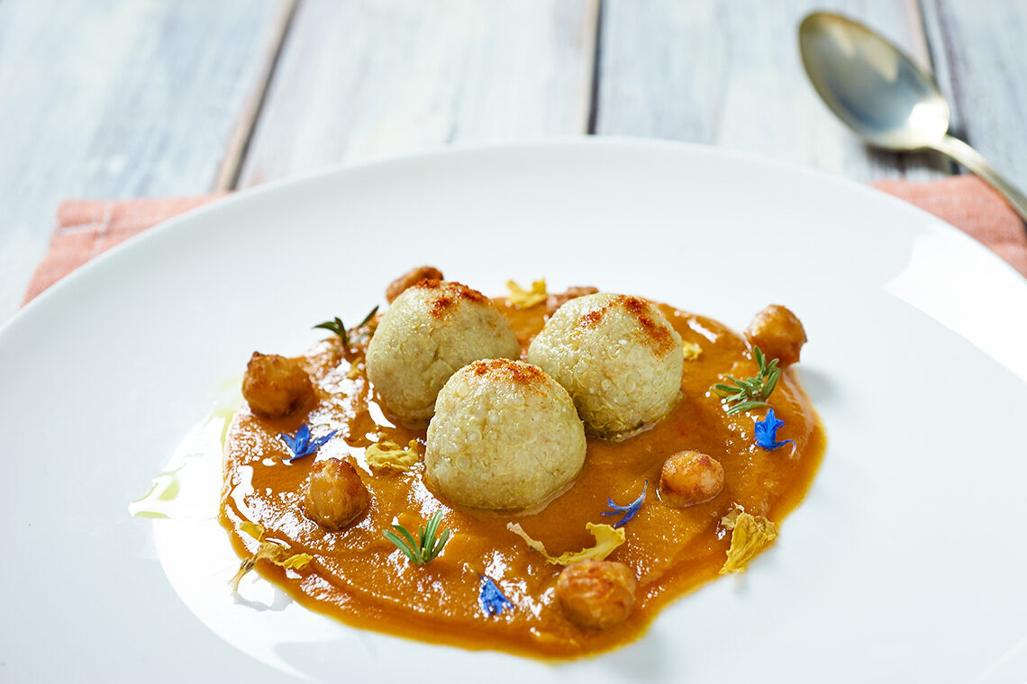 Quinoa con zucca e ceci croccanti alla paprika