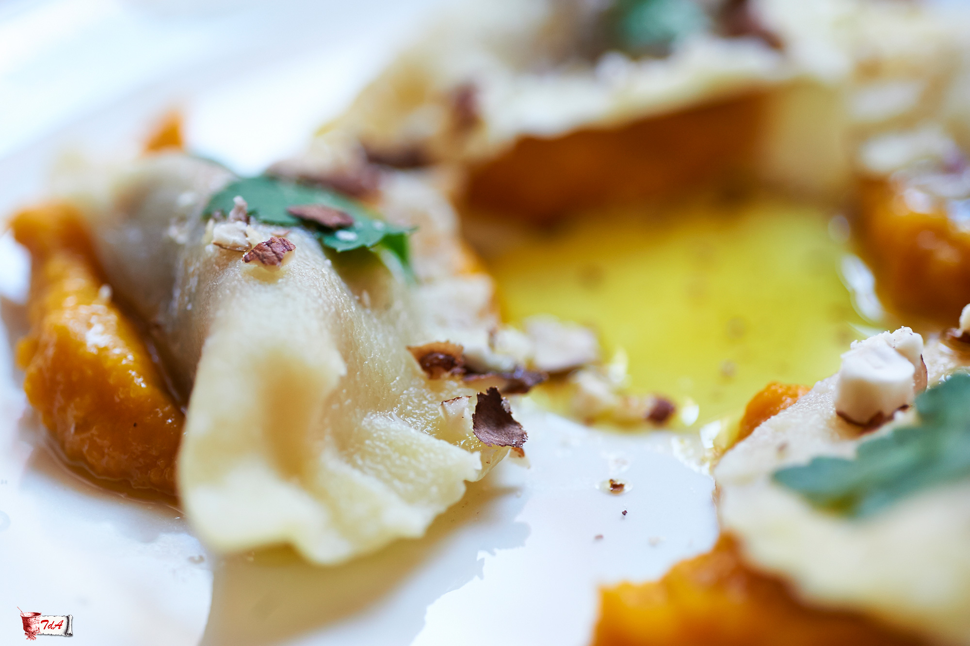 Ravioli ai funghi con crema di zucca e nocciole