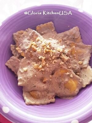 Ravioli ai funghi con granella di noci e salsa di funghi
