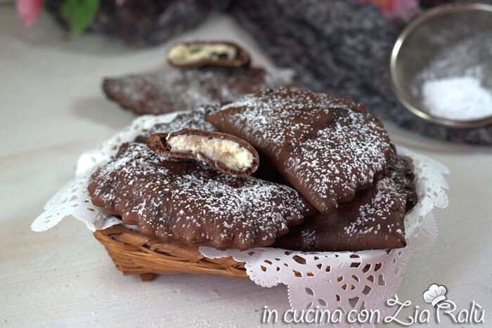 Ravioli al cacao ripieni di ricotta fritti.
