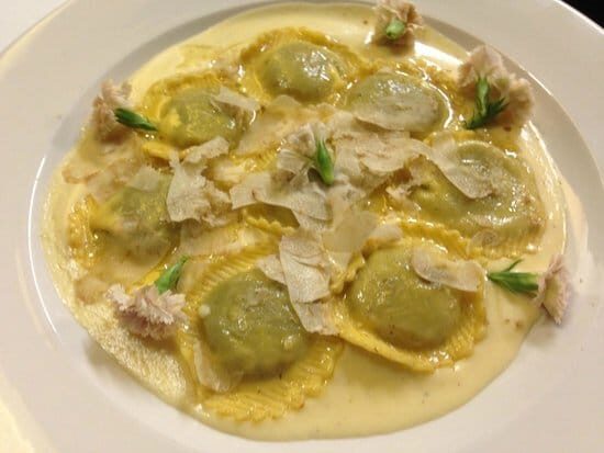 Ravioli al tartufo bianco con ripieno di funghi e abbinamento vino