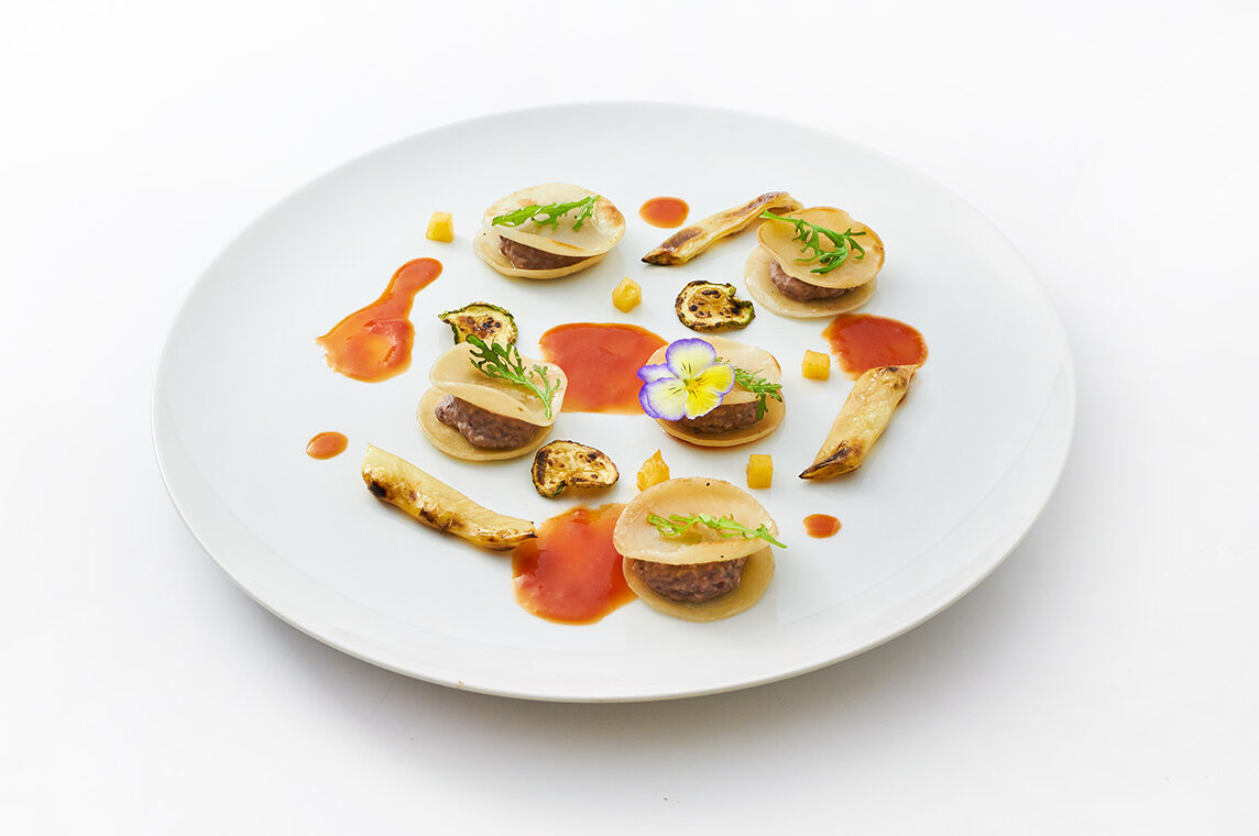 Ravioli aperti con verdure grigliate e salsa di pomodoro estiva