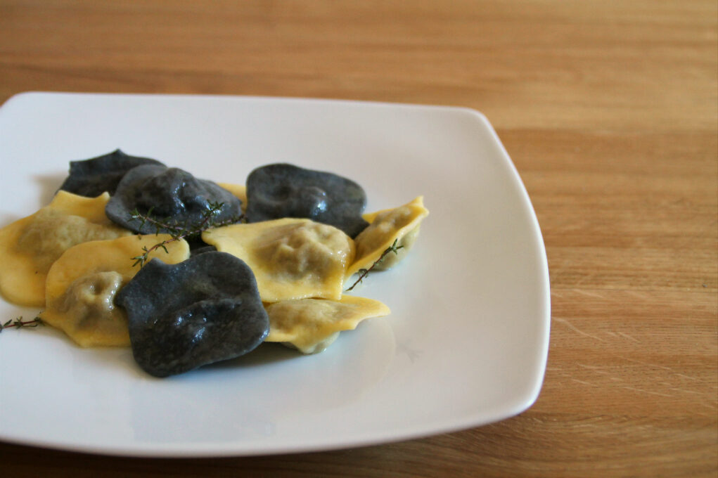 Ravioli black and white di cinghiale