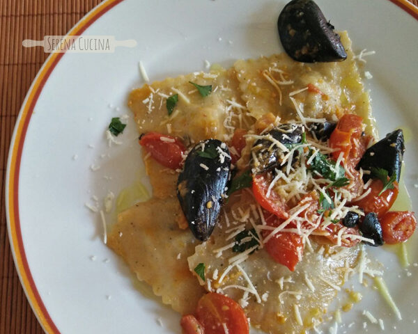 Ravioli cacio e pepe con le cozze