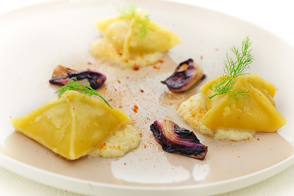 Ravioli con salsa di finocchio e radicchio marinato