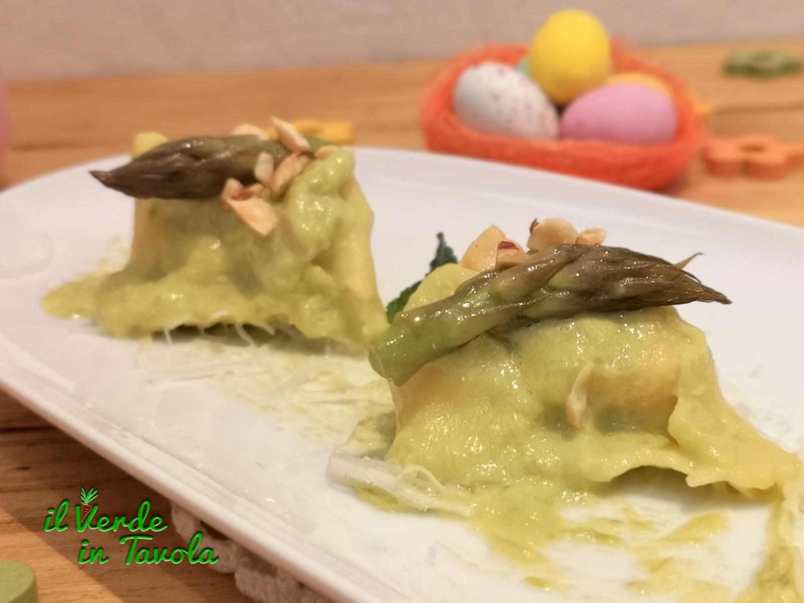 Ravioli di asparagi e ricotta con nocciole, pecorino e crema di asparagi la ricetta