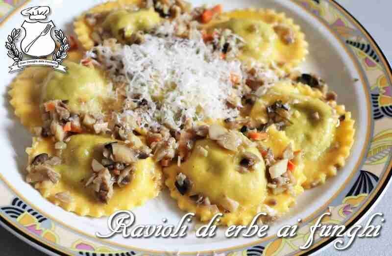 Ravioli di erbe con sugo di funghi tritati