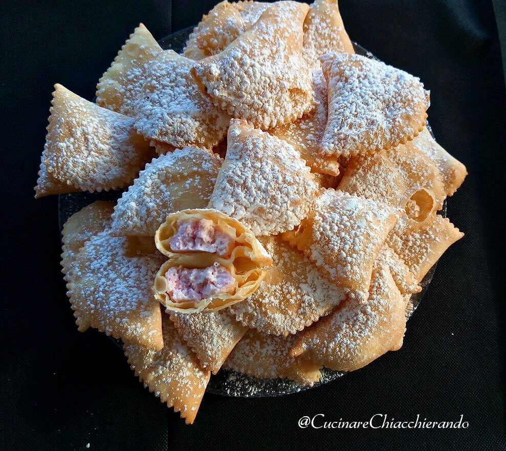 Ravioli dolci farciti con crema di ricotta