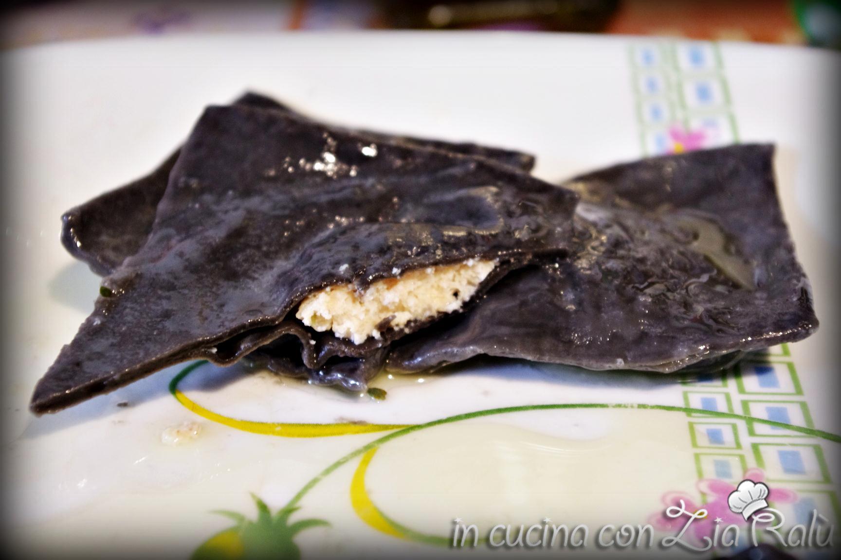 Ravioli neri ripieni di pesce