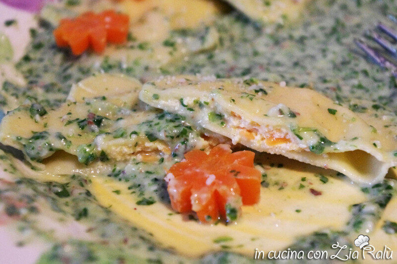 Ravioli ricotta e carote in crema di valeriana