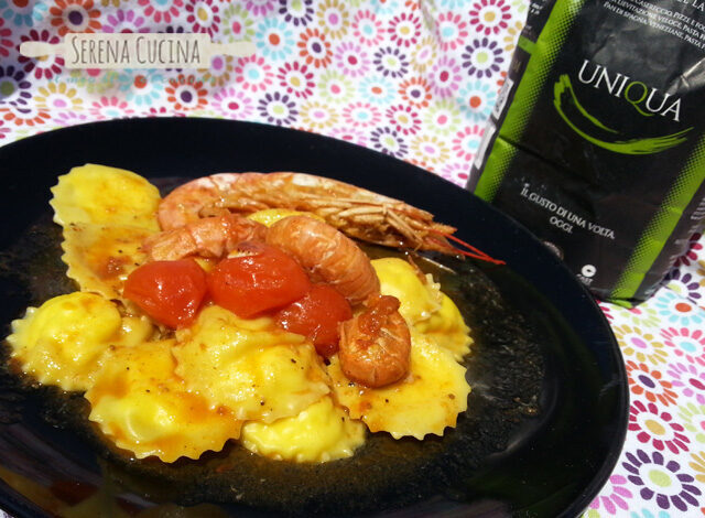 Ravioli ricotta limone e fragole con brodetto di scampi