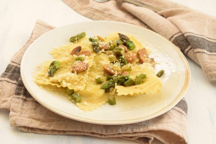Ravioli ripieni di asparagi con funghi