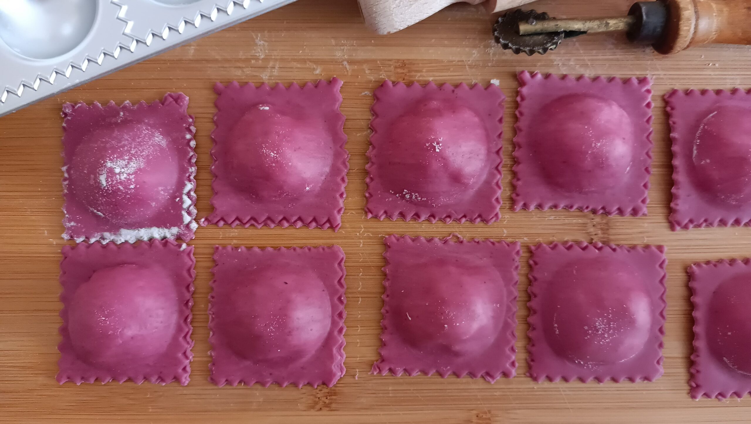 Ravioli rosa alle pere e ricotta