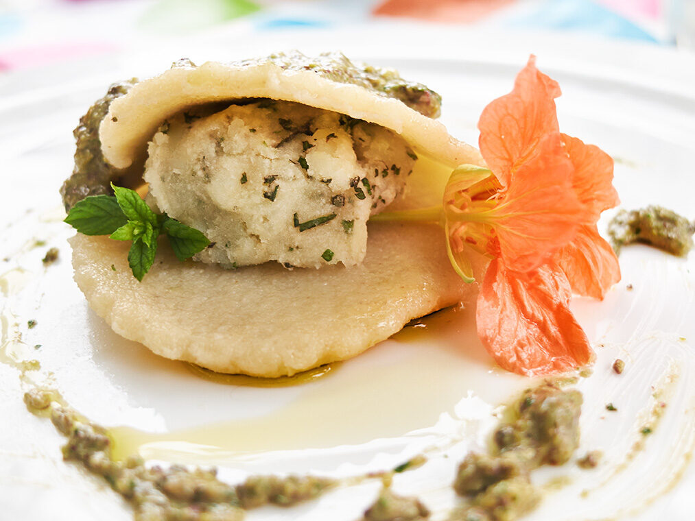 raviolo aperto alle erbe su pesto di menta e pistacchi