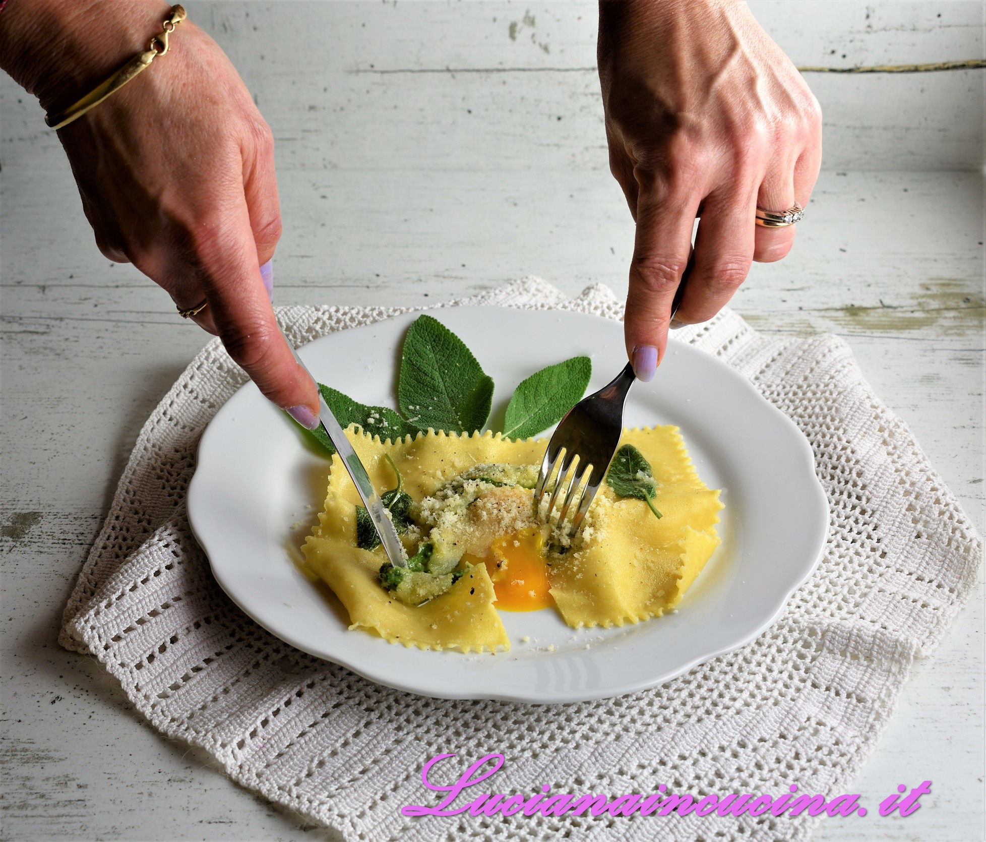 Raviolone ripieno con tuorlo