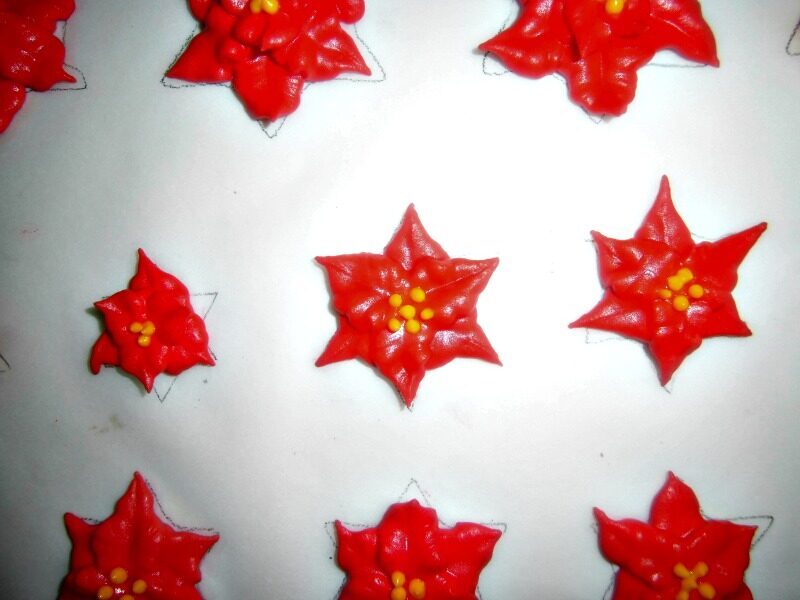 Red velvet cupcake per s. valentino con cuori di cioccolato