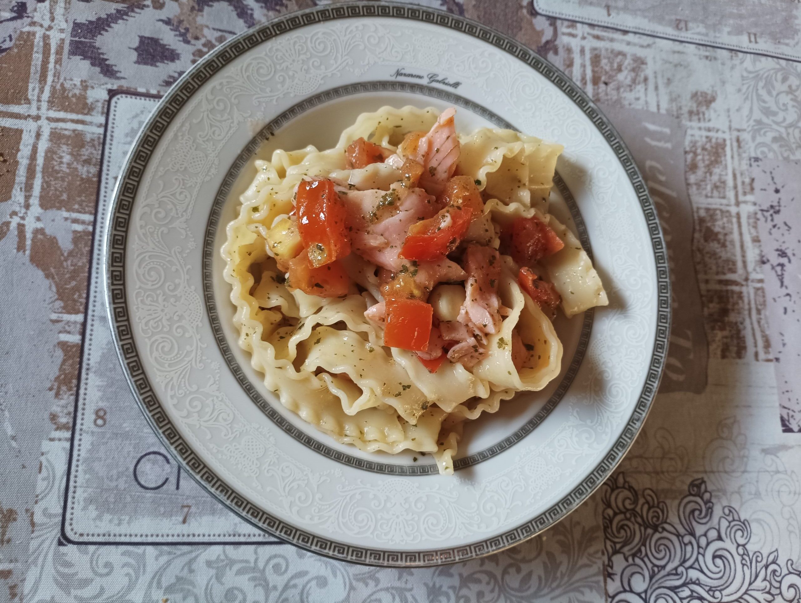 Reginette con salmone affumicato e pomodorini