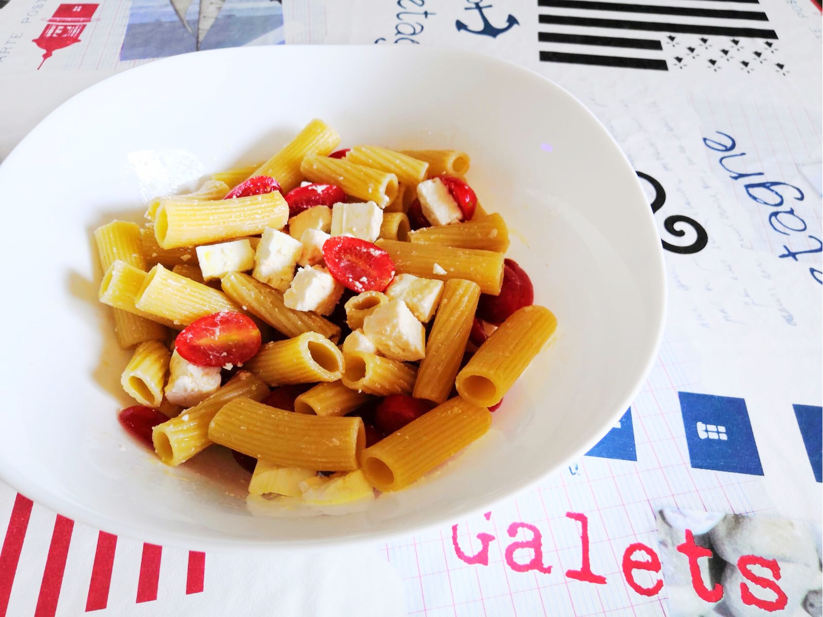 Rigatoni con datterini e feta