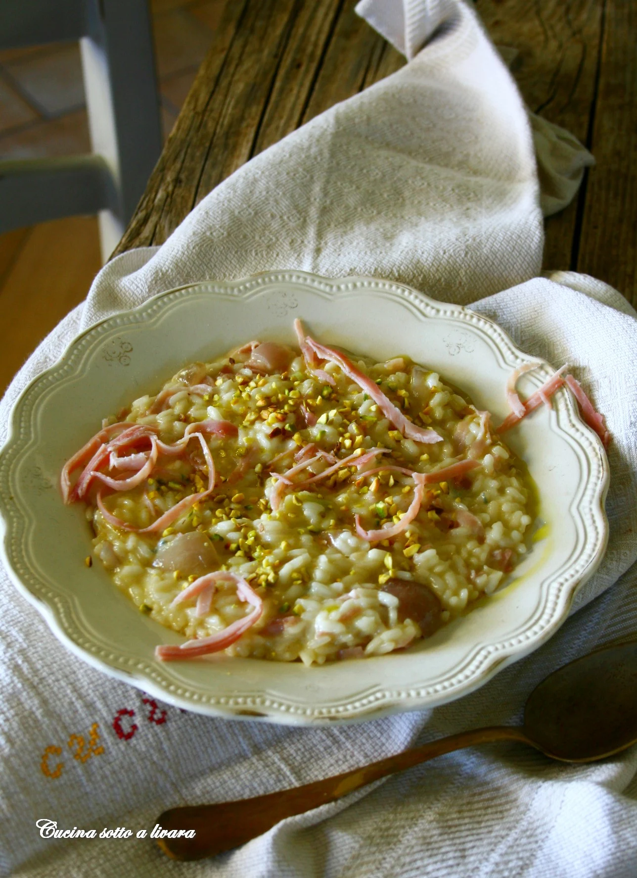 Riso con gorgonzola , prosciutto cotto e pistacchio