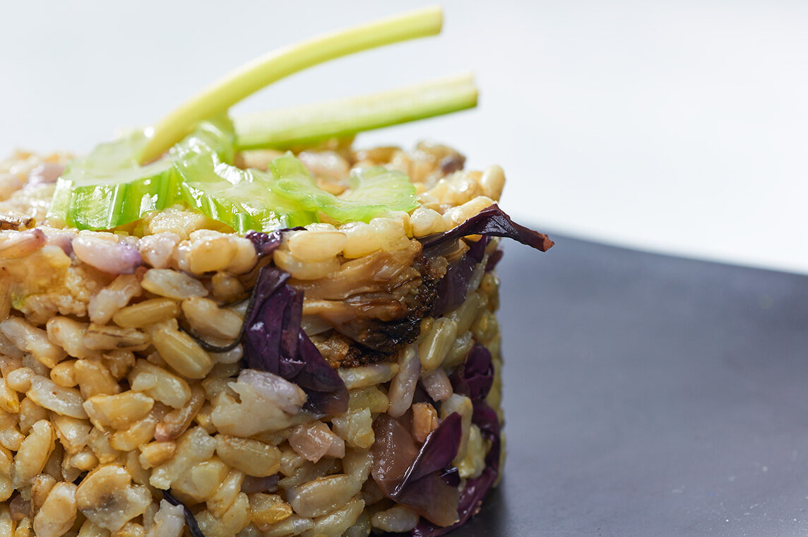 Riso integrale con cavolfiore arrosto e radicchio