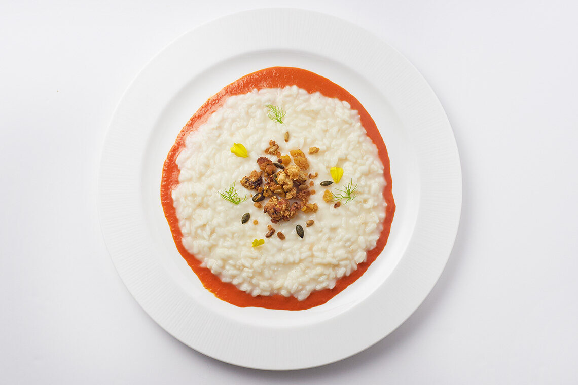 Risotto affumicato con salsa agrodolce di peperoni e crumble di lenticchie