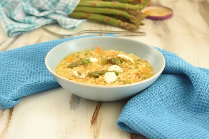 Risotto agli asparagi, crema di datterini gialli, stracciatella e polvere di capperi