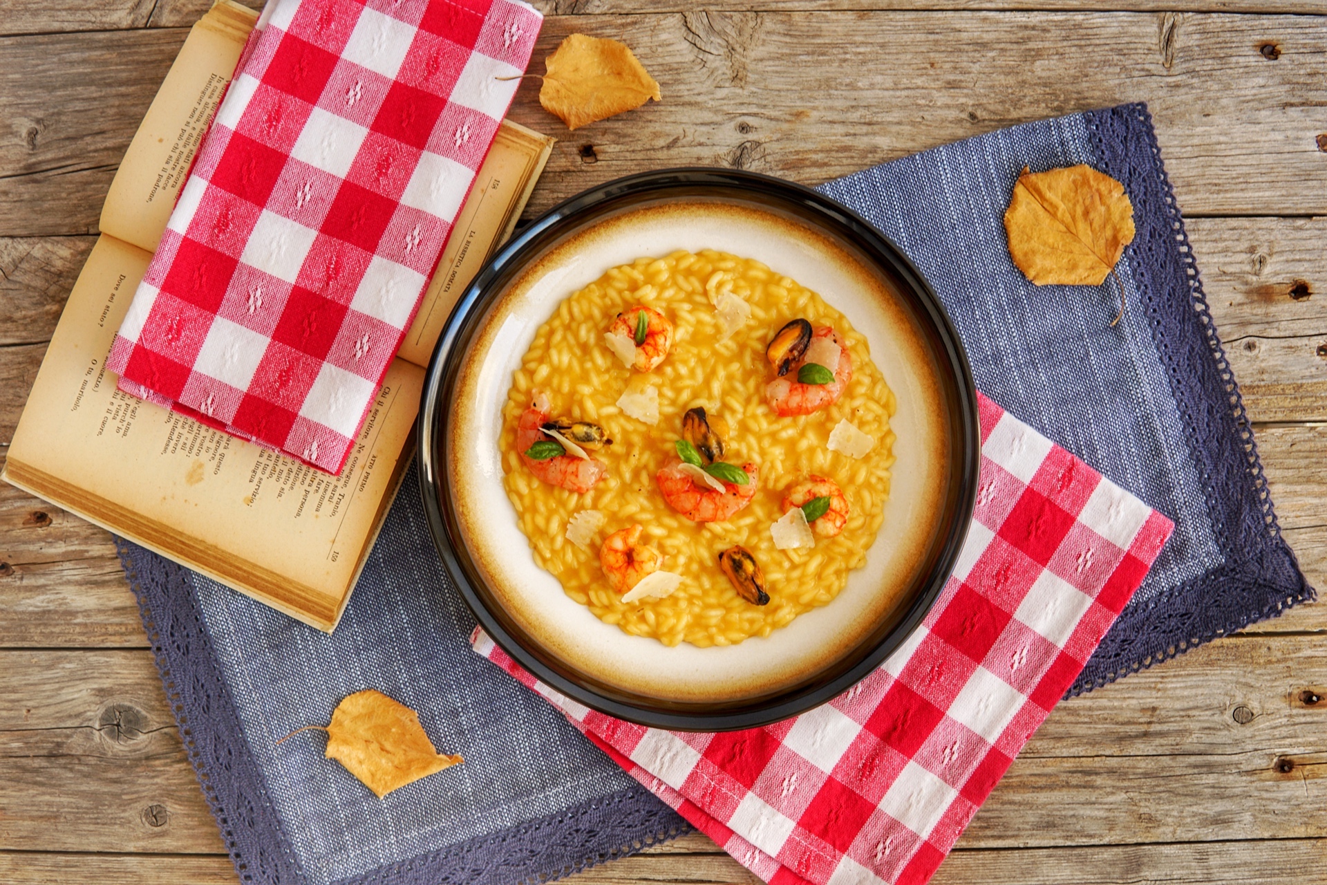 Risotto con pomodori datterino giallo, cozze e gamberi rossi