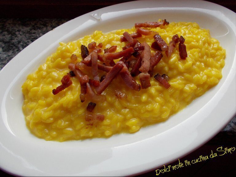 Risotto giallo con crescenza e speck croccante