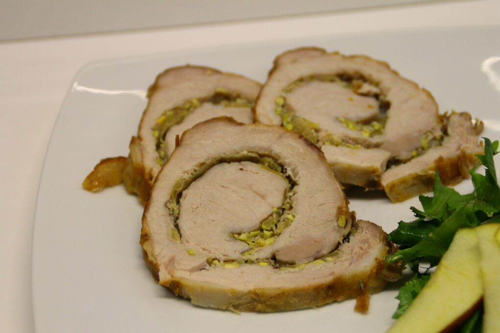 Rollè di maiale con mele e pistacchi