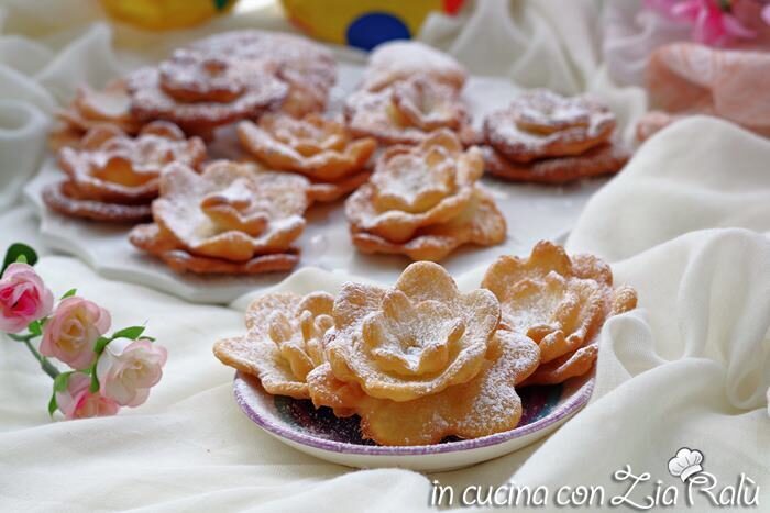 Rose di carnevale fritte-frappe a fiore