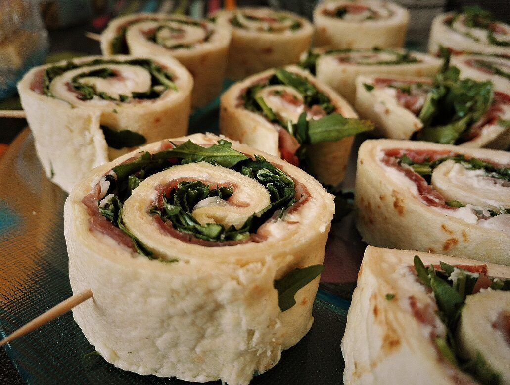 Rotolini di piadina con rucola, speck e stracchino