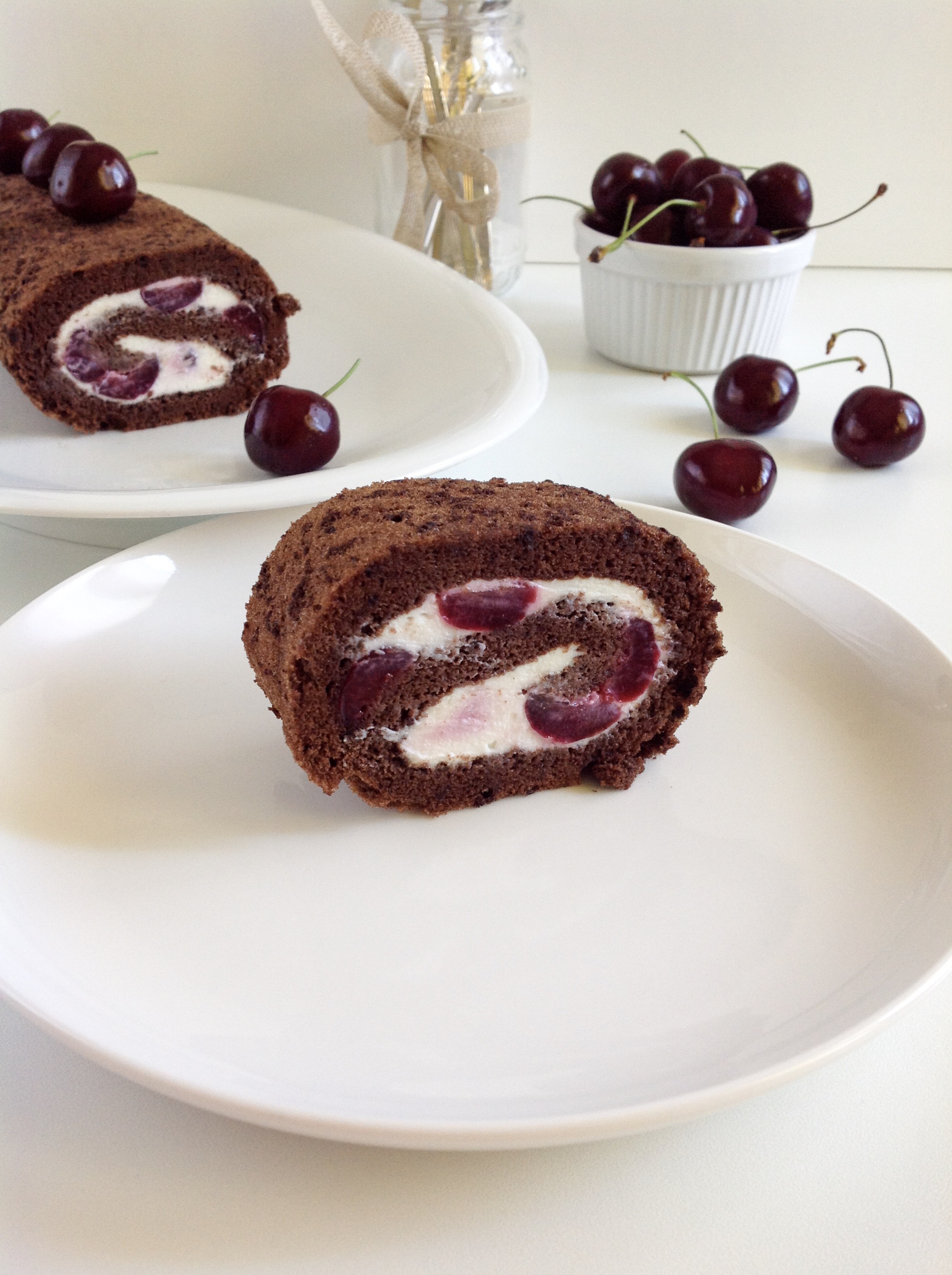 Rotolo al cacao con ciliegie e ricotta