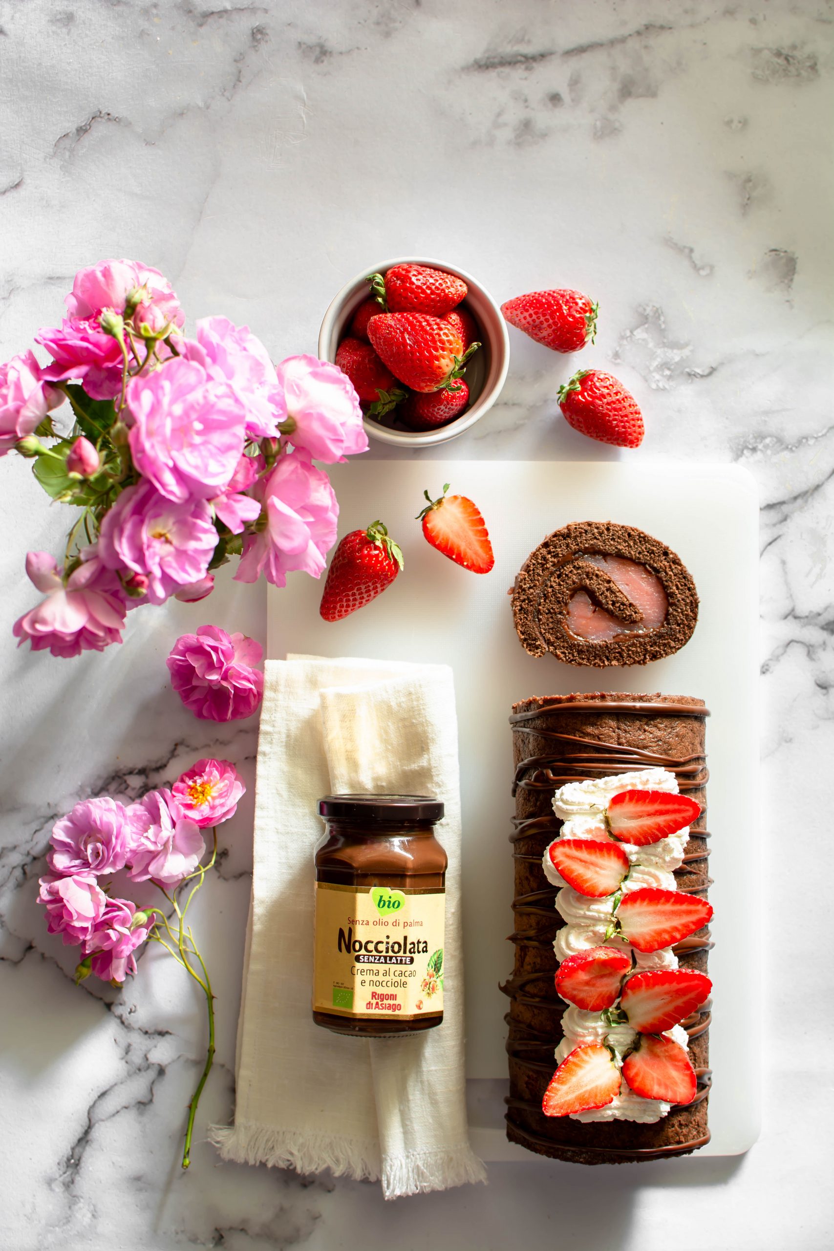 Rotolo al cacao con nocciolata e crema alle fragole