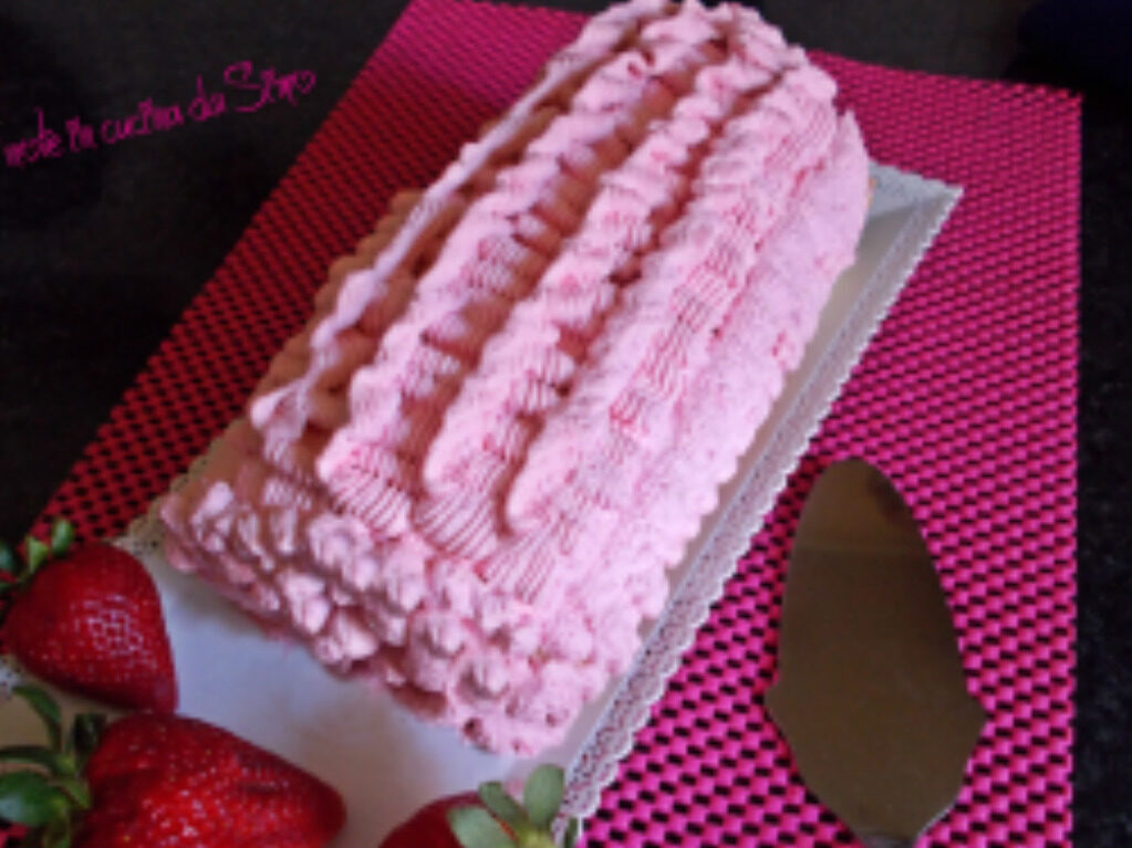 Rotolo alle fragole crema pasticcera e panna
