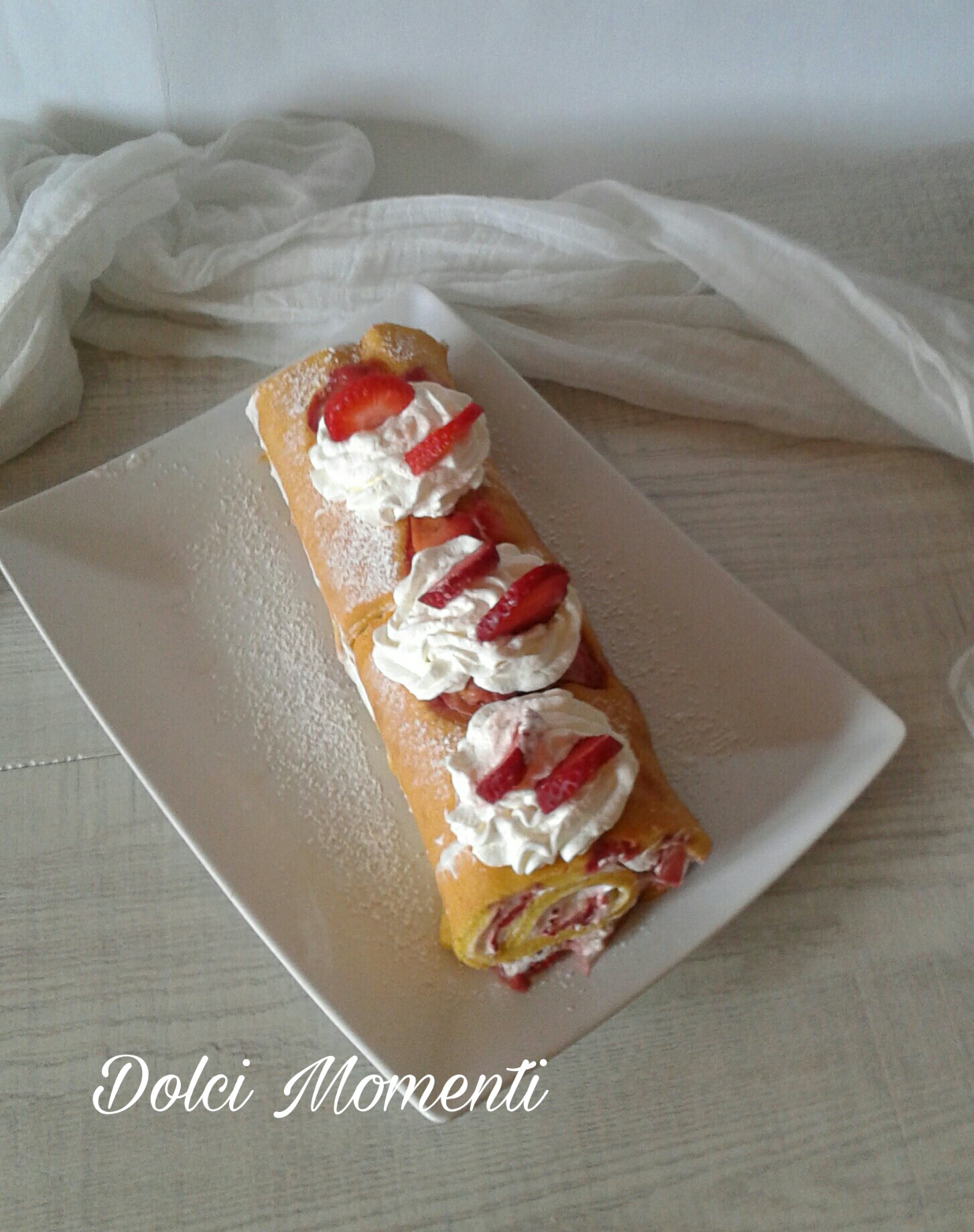 Rotolo alle fragole e panna