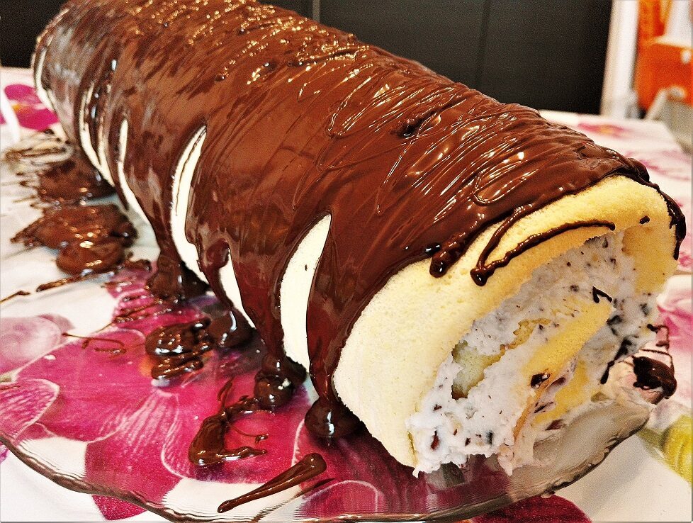 Rotolo con farcitura di ricotta, mascarpone, gocce di cioccolato e nocciole