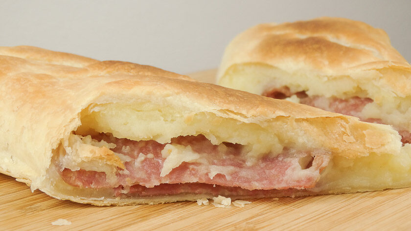 Rotolo di pasta sfoglia con salame