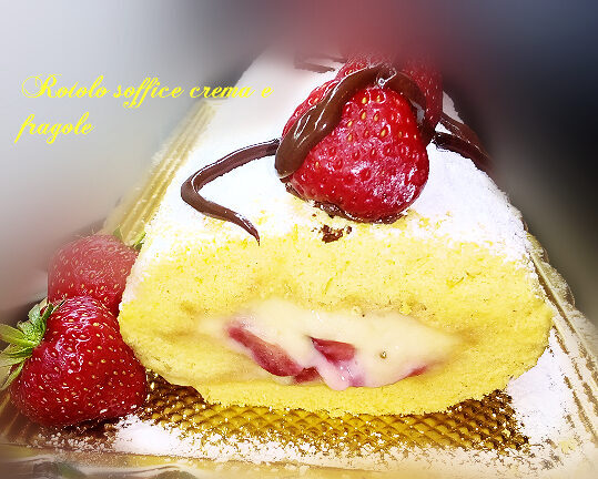 Rotolo soffice con crema e fragole.