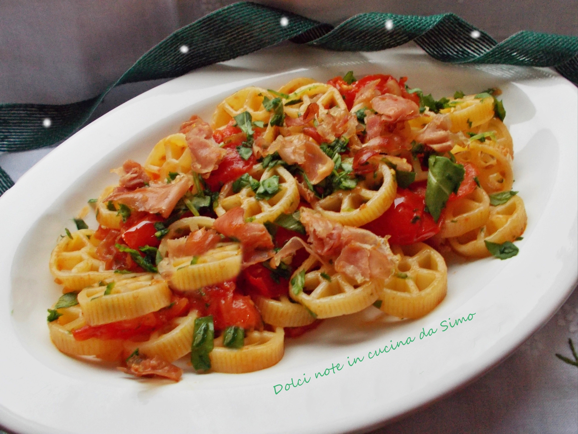 Ruote con rucola pomodorini e speck croccante