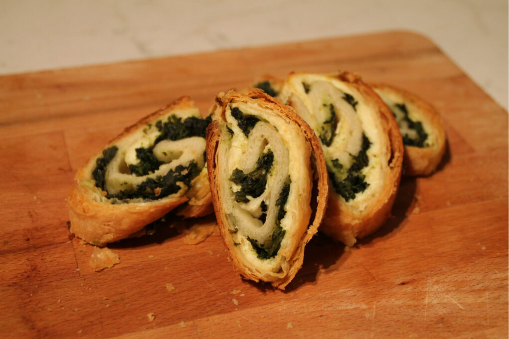 Rustico con erbe di campo e ricotta di capra