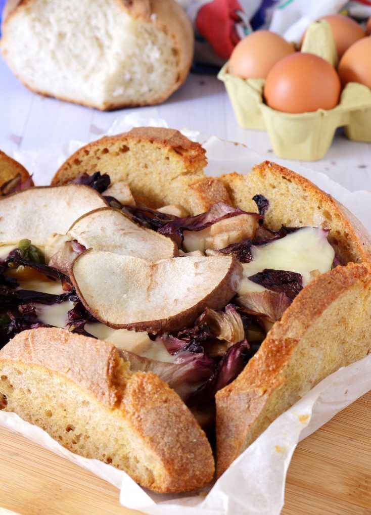 Rustico di pane e radicchio