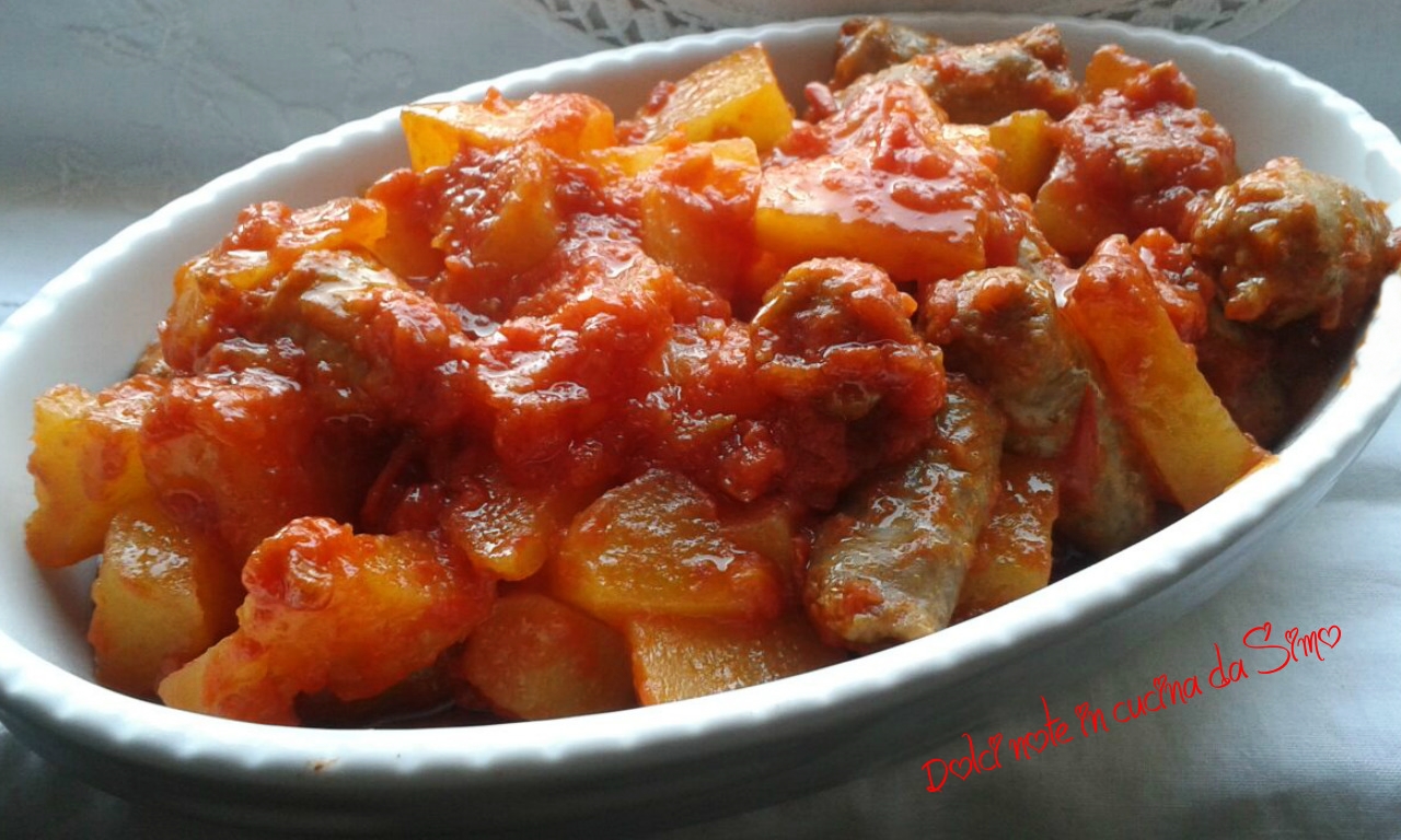 Salciccia con patate al sugo