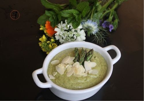Salsa di asparagi arrostiti in friggitrice ad aria con menta e mandorle