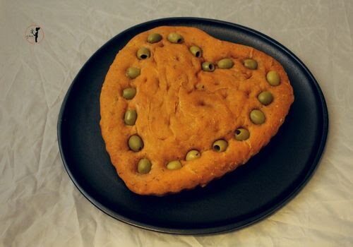 San Valentino si avvicina: cuor di focaccia al pomodoro, impastata con la macchina del pane (che poi va bene pure per Sanremo)