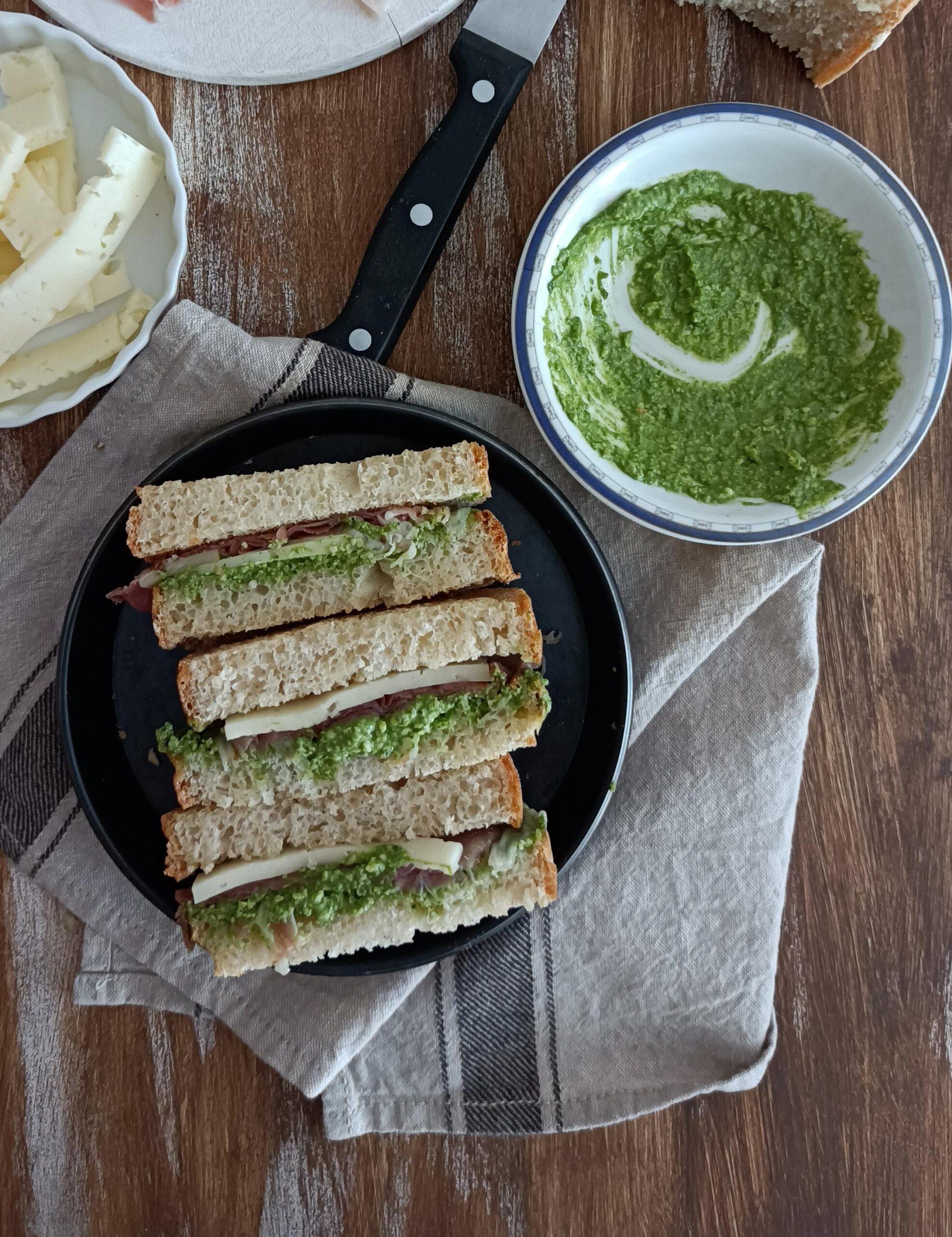 Sandwich con pesto di cavolo nero, asiago dop e prosciutto crudo
