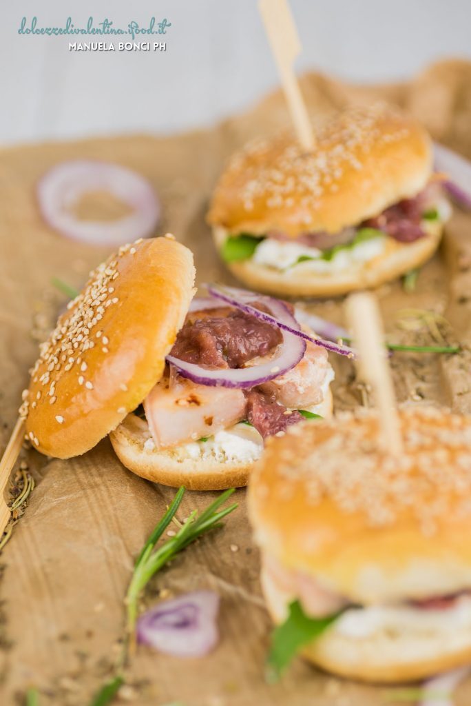 Sandwich di spada e cipolle rosse